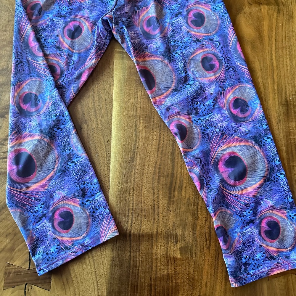 Onzie Crop Leggings Print 
Size M/L Print